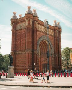 the arc de triomf in barcelona
