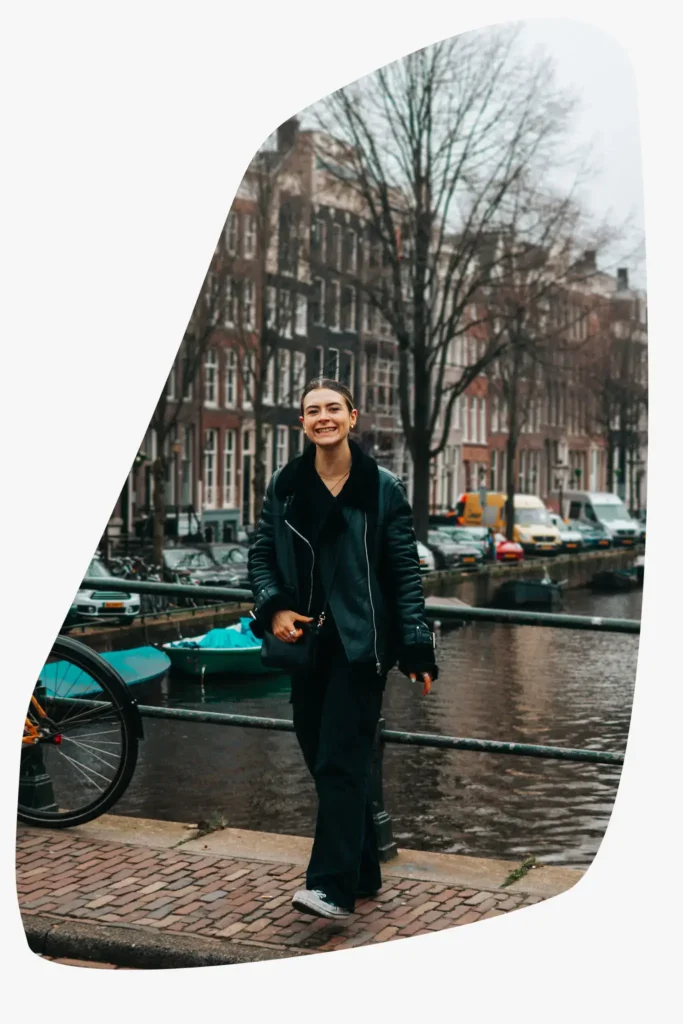 kizzi walking in amsterdam