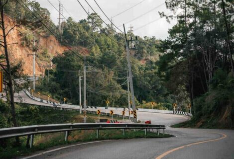 winding roads on the way to pai